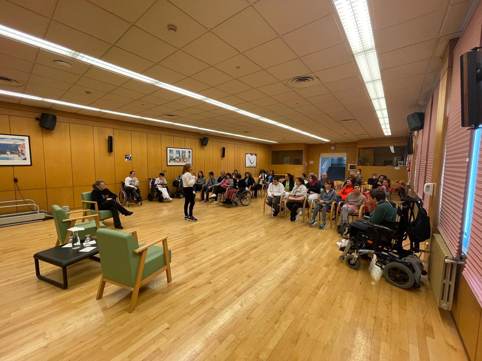 Vista general de las personas asistentes al microrrelato Mujer y Ciencia conducido por Laura Grande Pérez.