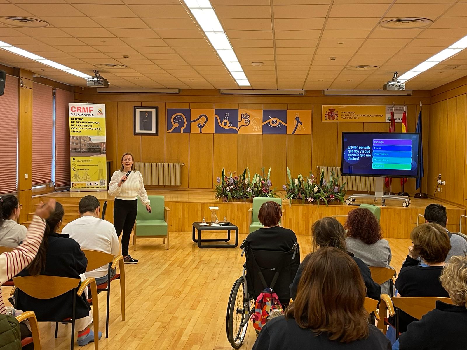Laura Grande Pérez en un momento de su participación en el microrrelato Mujer y Ciencia.