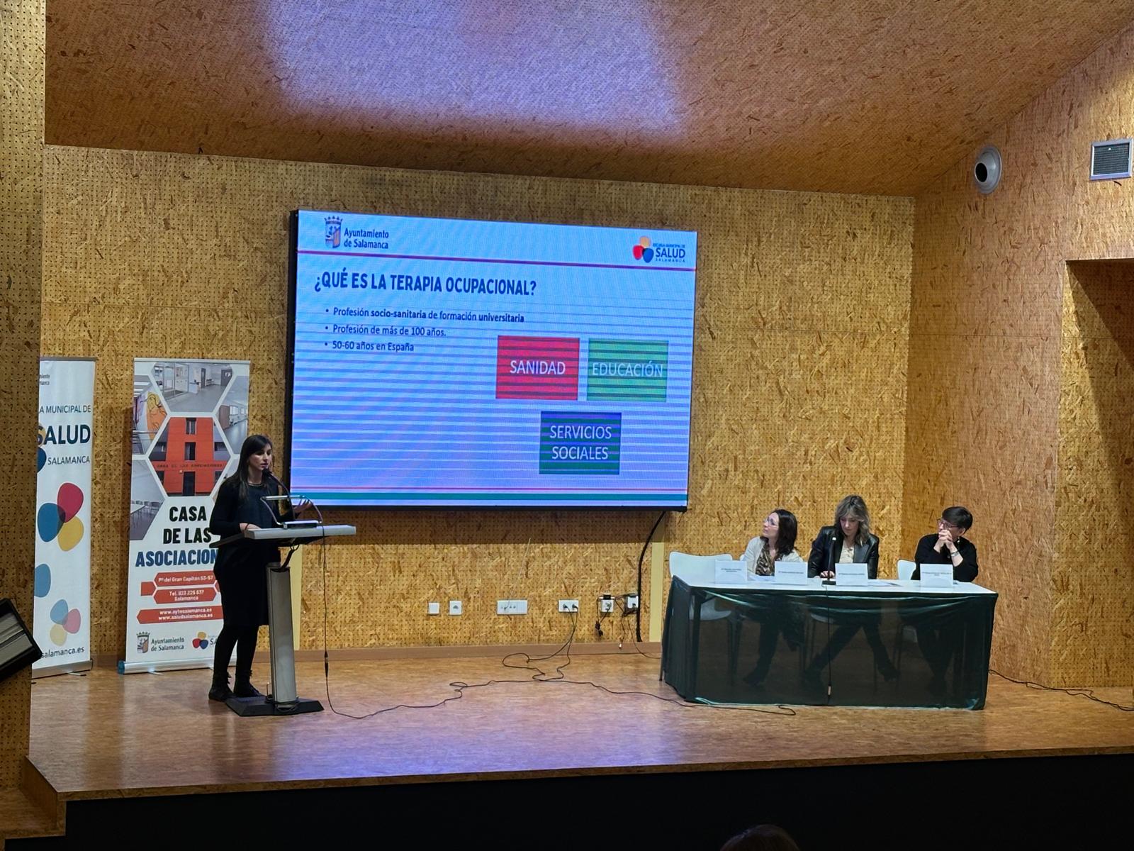 Un momento del desarrollo de la Mesa 3 sobre Cuidar con apoyo, en la que participa personal del CRMF de Salamanca.