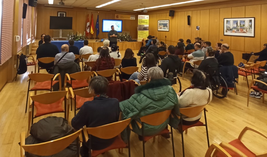 Personas usuarias del CRMF Salamanca durante la charla.