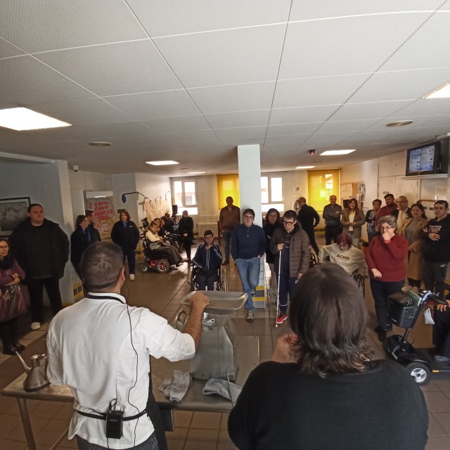 Asistentes disfrutando de la actividad culinaria del centro.