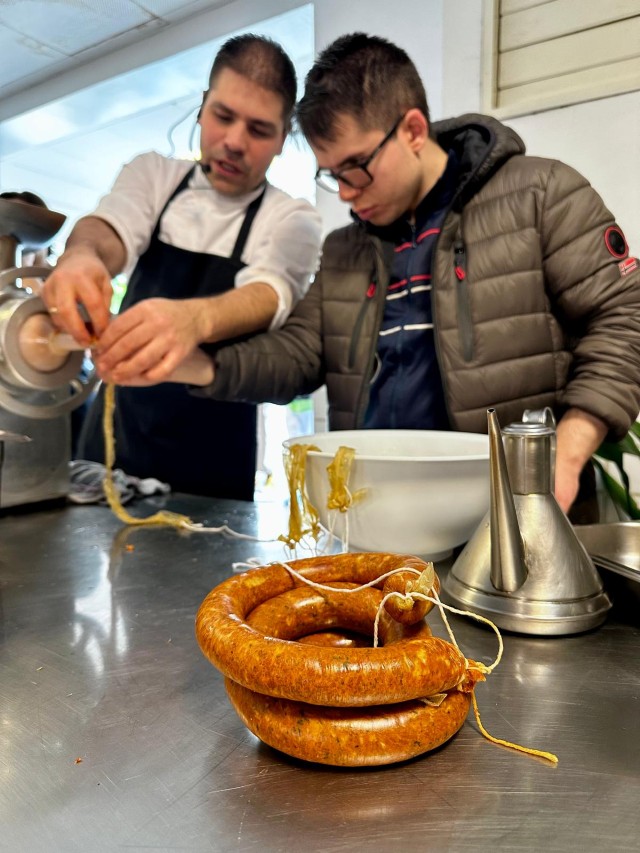 Usuarios y profesionales organizando la mesa con los alimentos de la actividad.