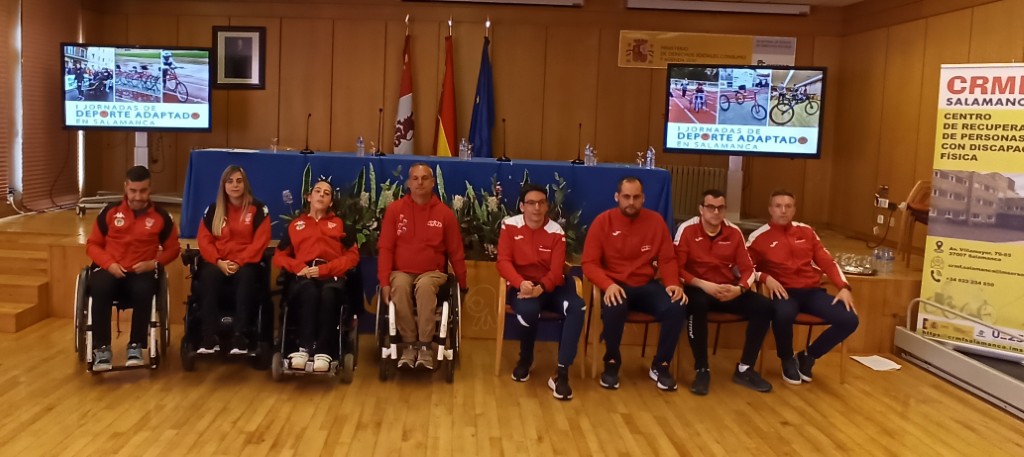 Personas usuarias del CRMF comparten impresiones tras una actividad de deporte adaptado.