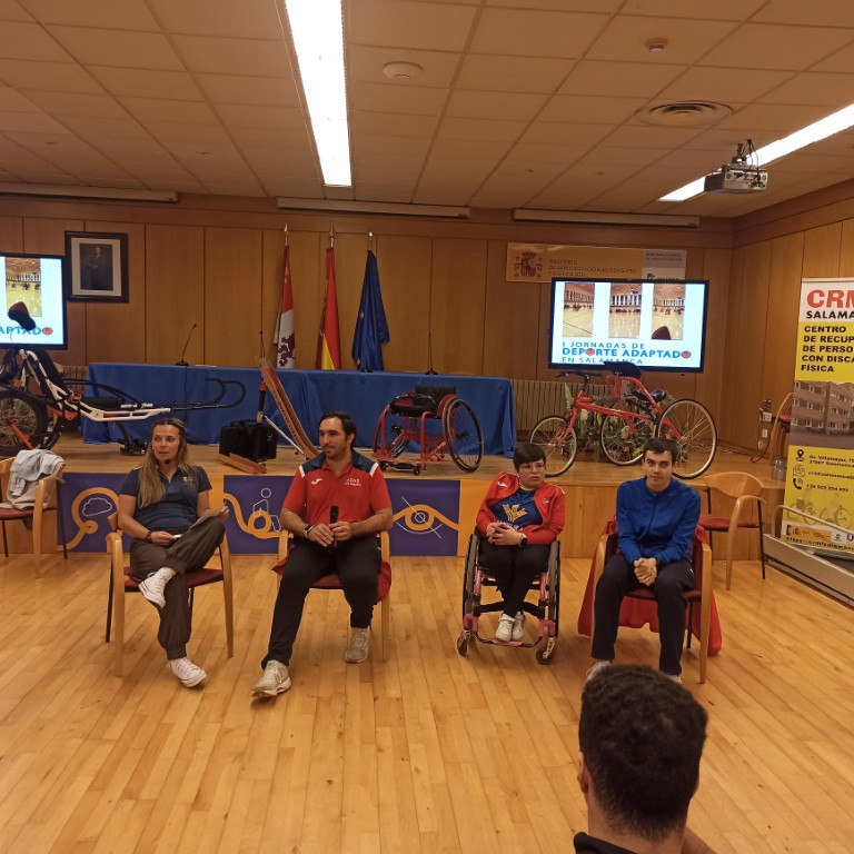 Deportistas comparten sus experiencias en las I Jornadas de Deporte Adaptado.