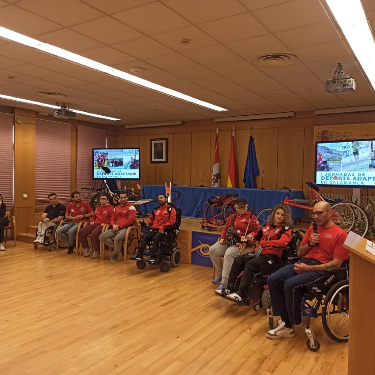 Asistentes durante la actividad práctica celebrada en el pabellón del centro.